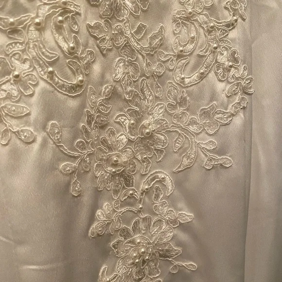 One of a kind size 2 Wedding Gown Street Size 0 Off the Shoulder NWT Pearl Bead